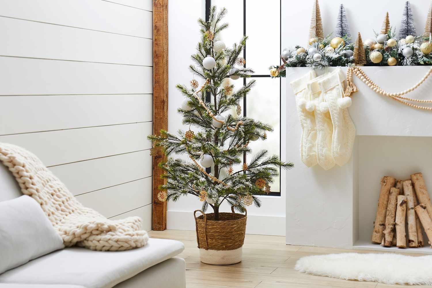 Bringing Nostalgia to Your Christmas Décor: 14 Creative Ways to Incorporate Vintage Finds